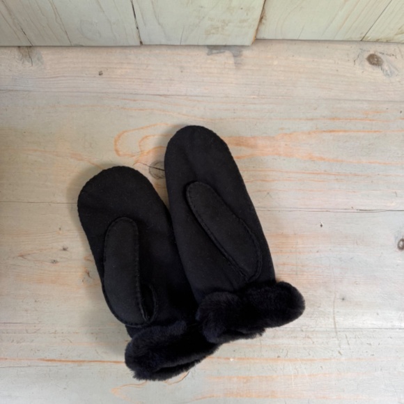 UGG  LOGO SUEDE AND SHEEPSKIN MITTENS - Picture 3 of 7